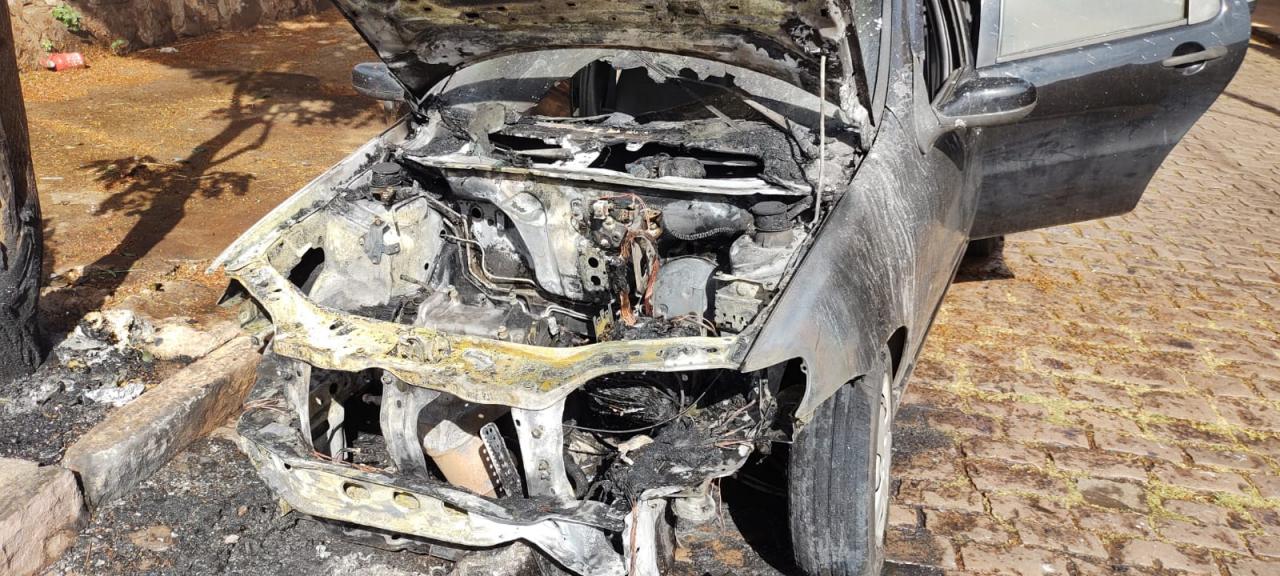 Foto 15 de 15 — Carro pega fogo perto da Via Expressa em Araraquara